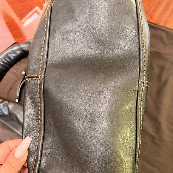 Authentic Tod's Shoulder Hobo Bag in Soft Brown Leather with contrast stitching - Picture 9 of 14